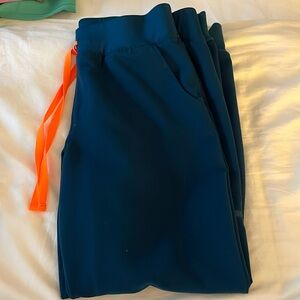 Figs Zamora jogger scrub pants!